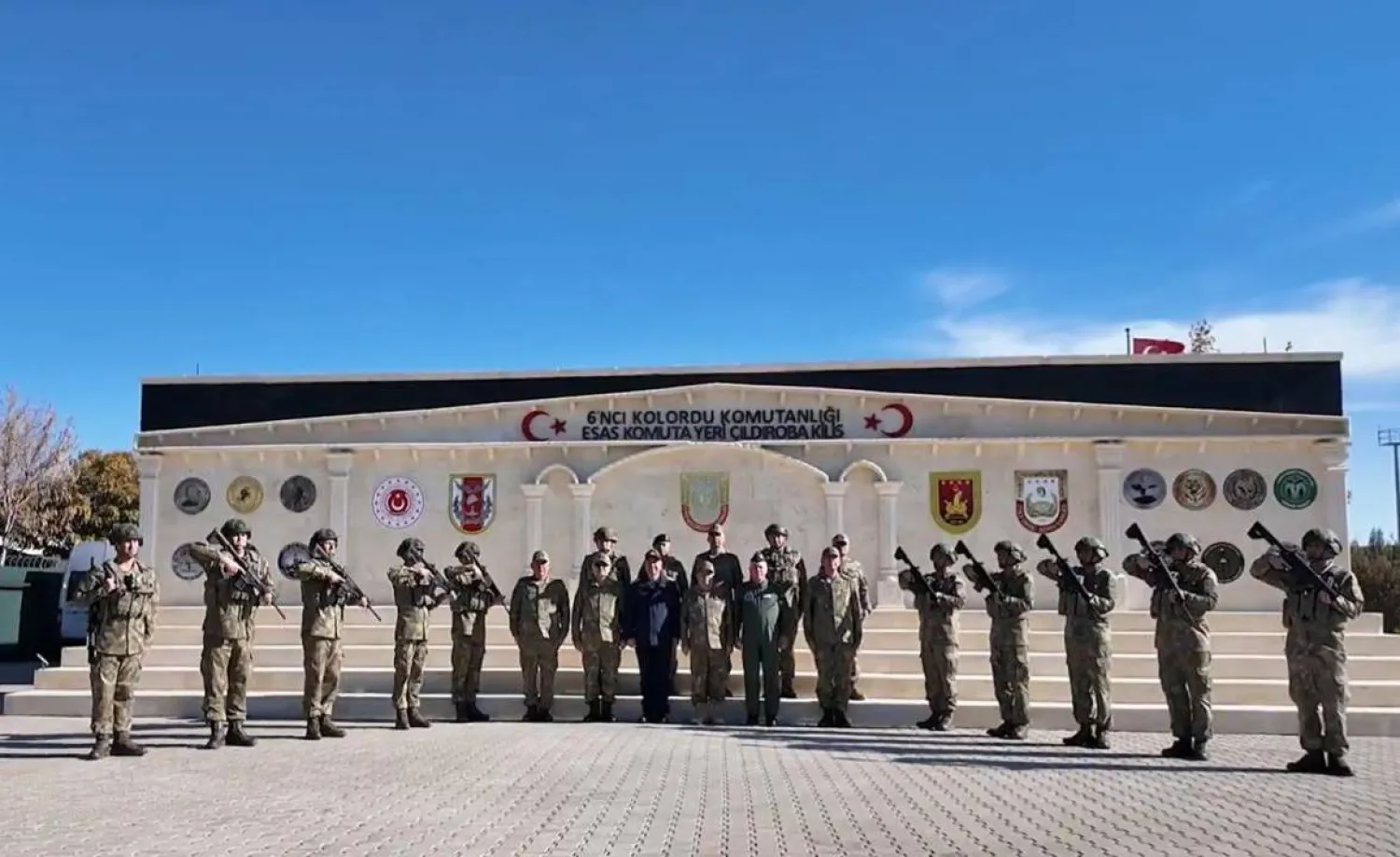 رئيس الأركان التركي سلجوق بيرقدار أوغلو وقادة القوات المسلحة أجروا تفتيشاً بمقر القيادة الرئيسي للفيلق السادس في كليس على الحدود السورية الأربعاء (الجيش التركي - إكس)