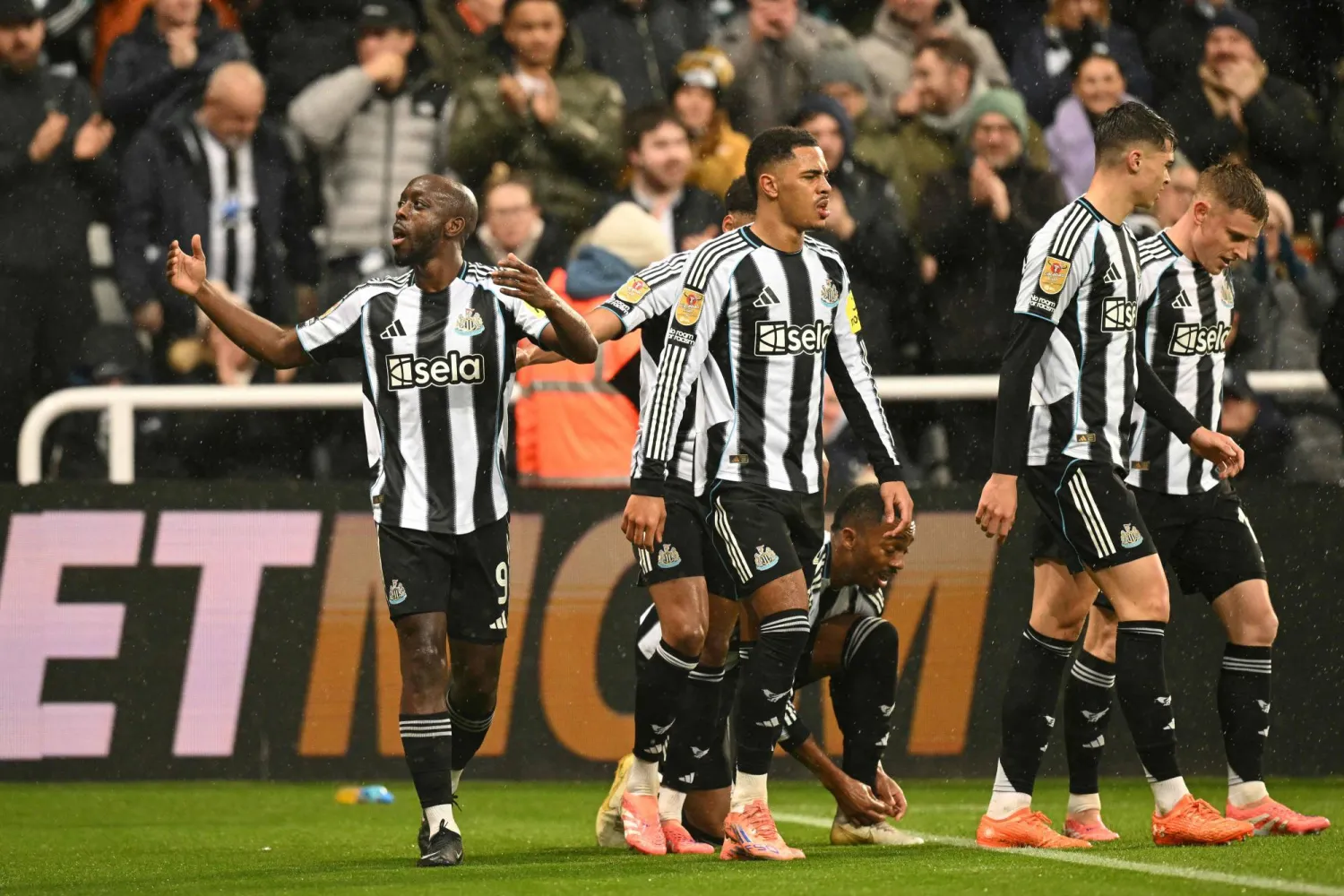 نيوكاسل يونايتد يبلغ الدور نصف النهائي (أ.ف.ب)