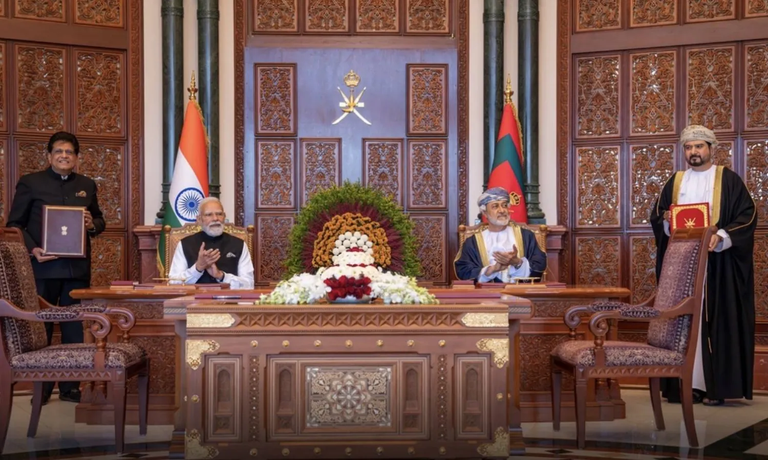 السلطان هيثم بن طارق سلطان عمان وناريندرا مودي رئيس وزراء الهند خلال توقيع اتفاقية الشراكة الاقتصادية الشاملة (العمانية)