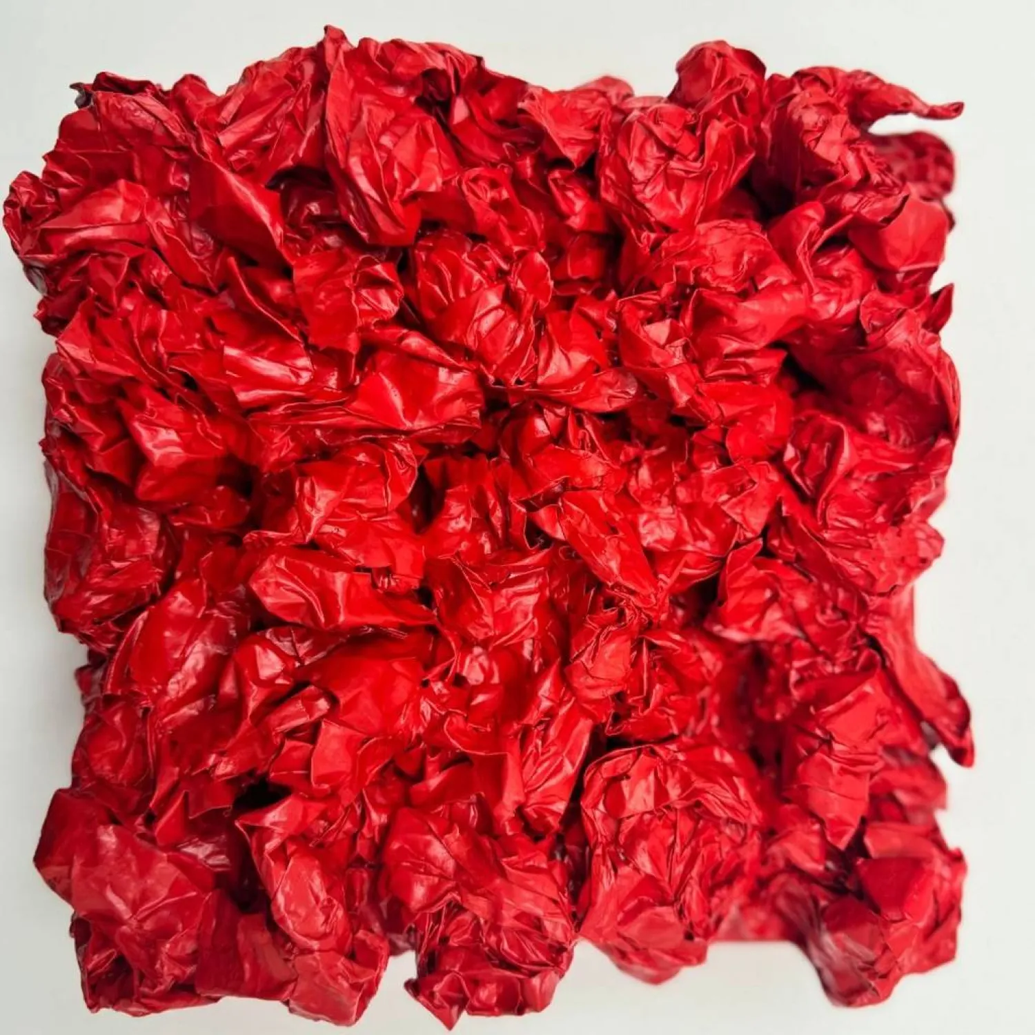 تحاول الفنانة التشكيلية في هذه المجموعة العبور من المحدود إلى المطلق (الغاليري)