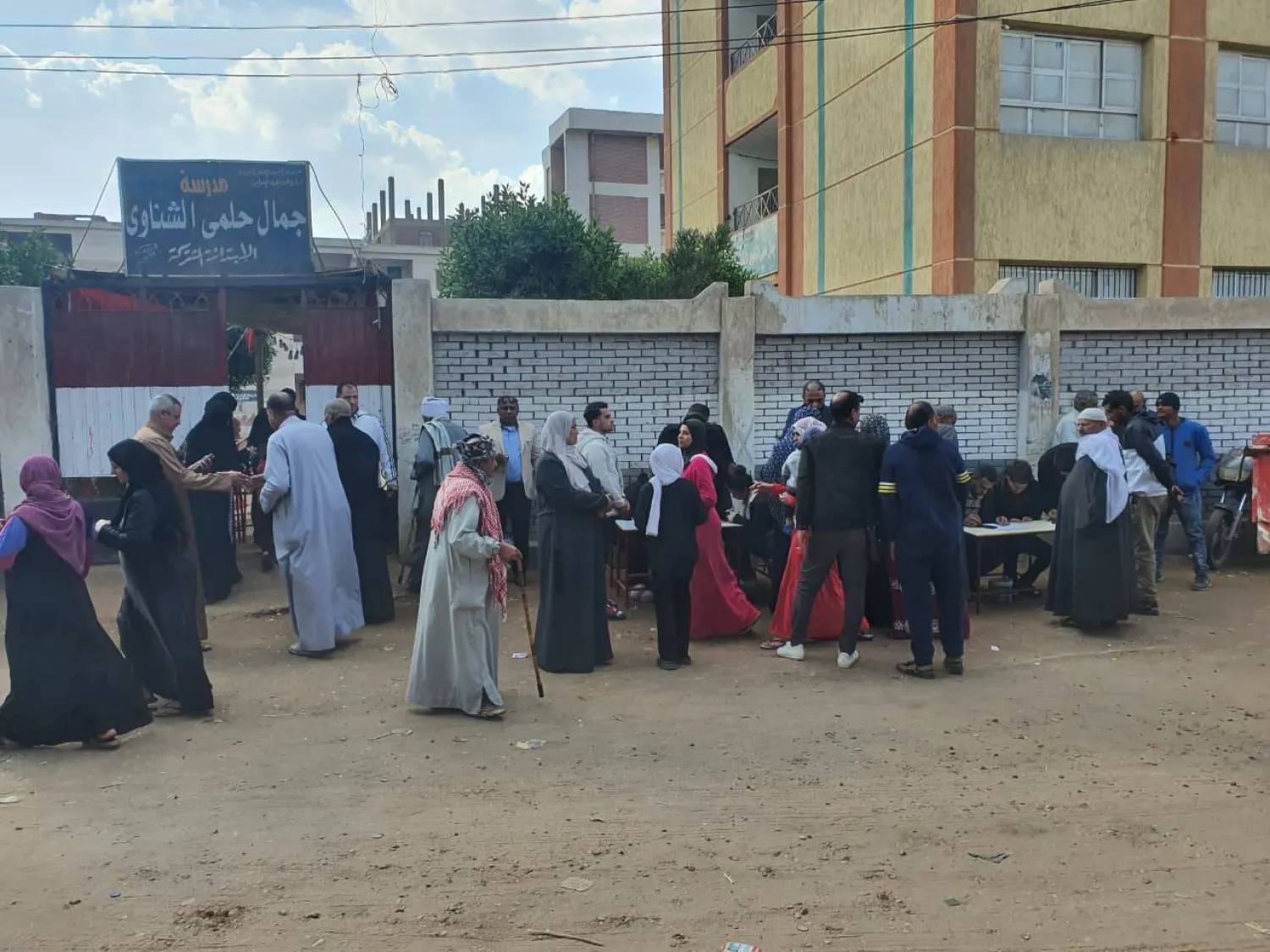 مصريون أمام مركز اقتراع في محافظة الغربية (تنسيقية شباب الأحزاب) 