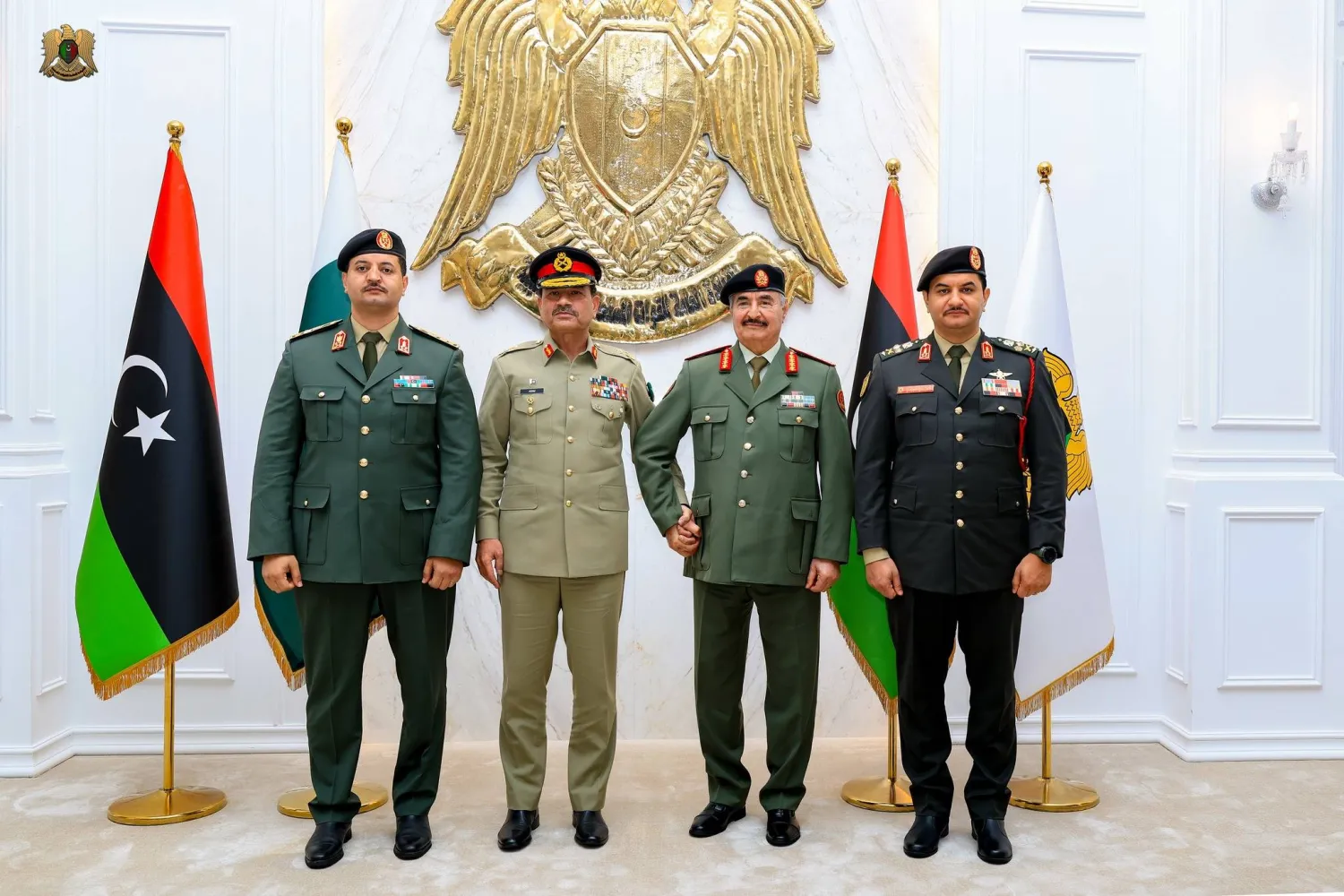 حفتر مستقبلاً في بنغازي قائد الجيش الباكستاني المشير عاصم منير وعلى الجانبين صدام (يمين) وخالد الأربعاء (القيادة العامة)