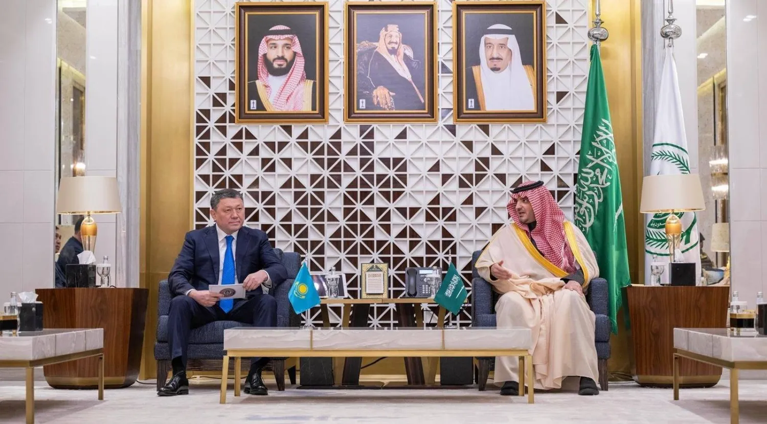 الأمير عبد العزيز بن سعود وزير الداخلية السعودي خلال استقباله نظيره الكازاخستاني الفريق إرجان سادينوف في الرياض (واس)