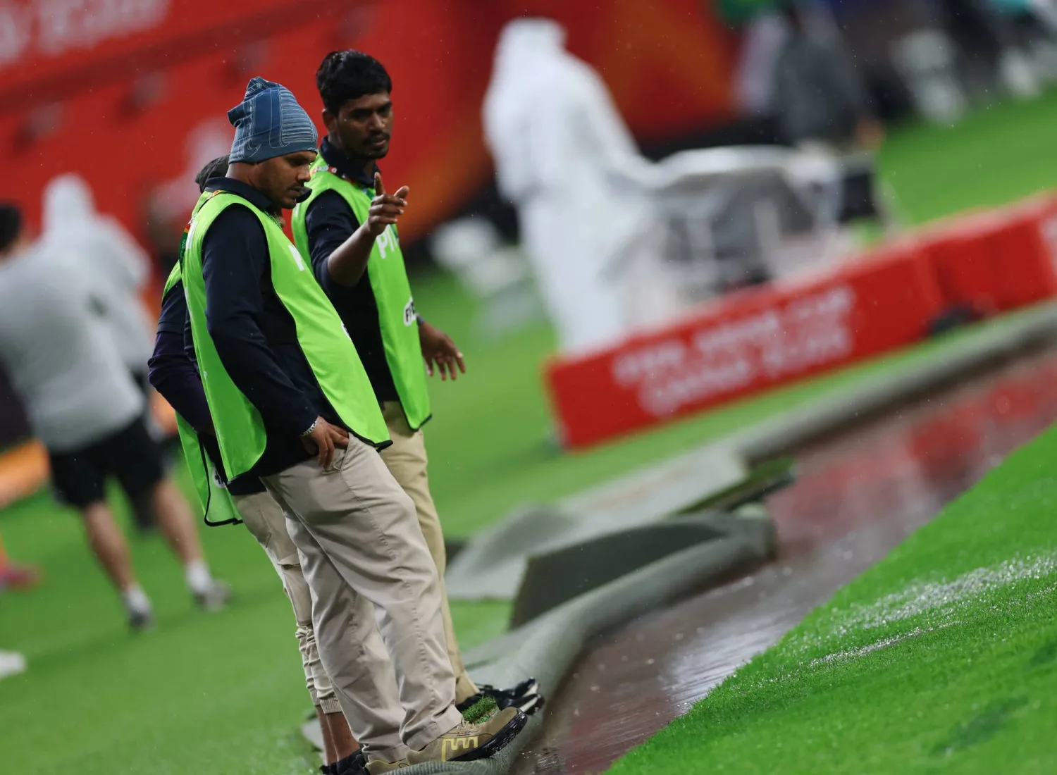 الأمطار الغزيرة أدت إلى إلغاء مباراة السعودية والإمارات (رويترز)