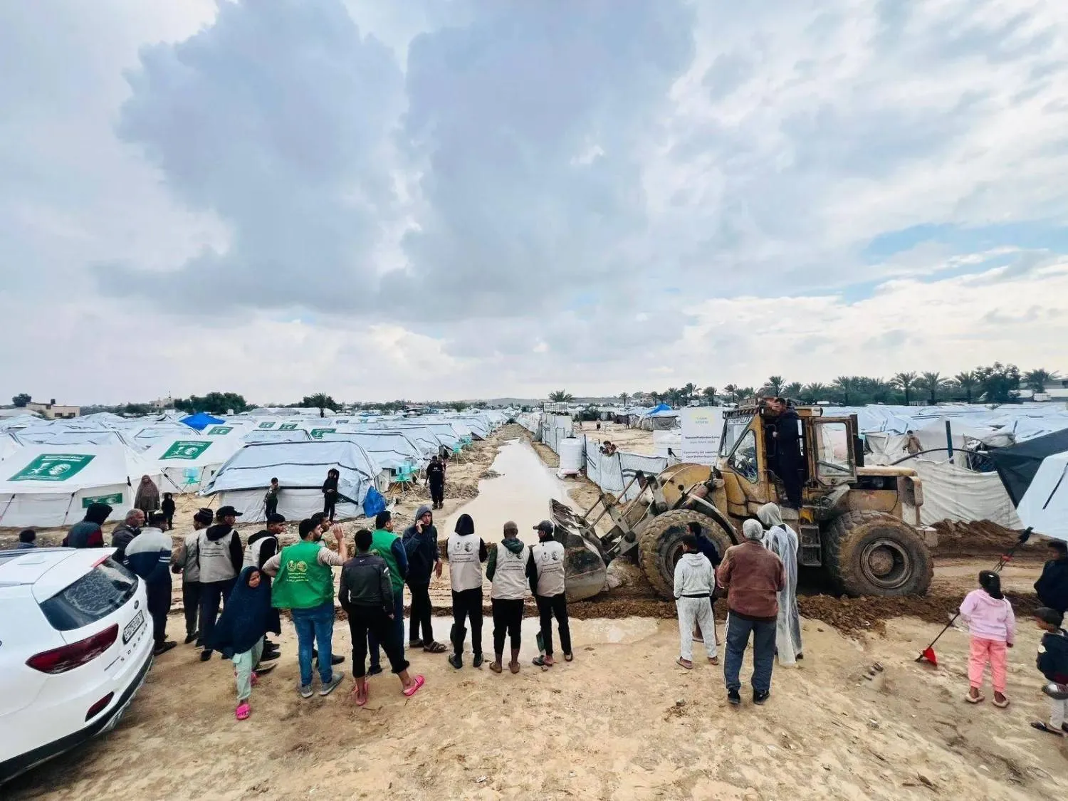 
The King Salman Humanitarian Aid and Relief Center has established the largest displacement camp in Deir al-Balah, as displaced people struggle with the impact of war and cold weather (KSrelief)