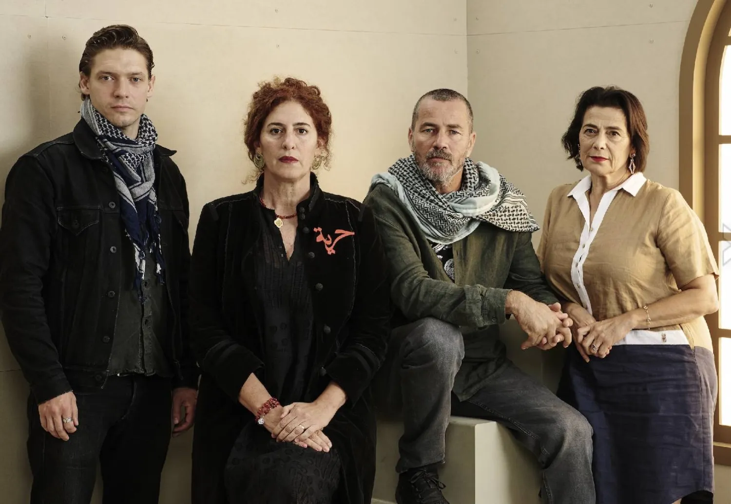 من اليمين: هيام عباس، صالح بكري، آن ماري جاسر وبيلي هاول في «فلسطين 36» (ووترمالون بيكتشرز).
