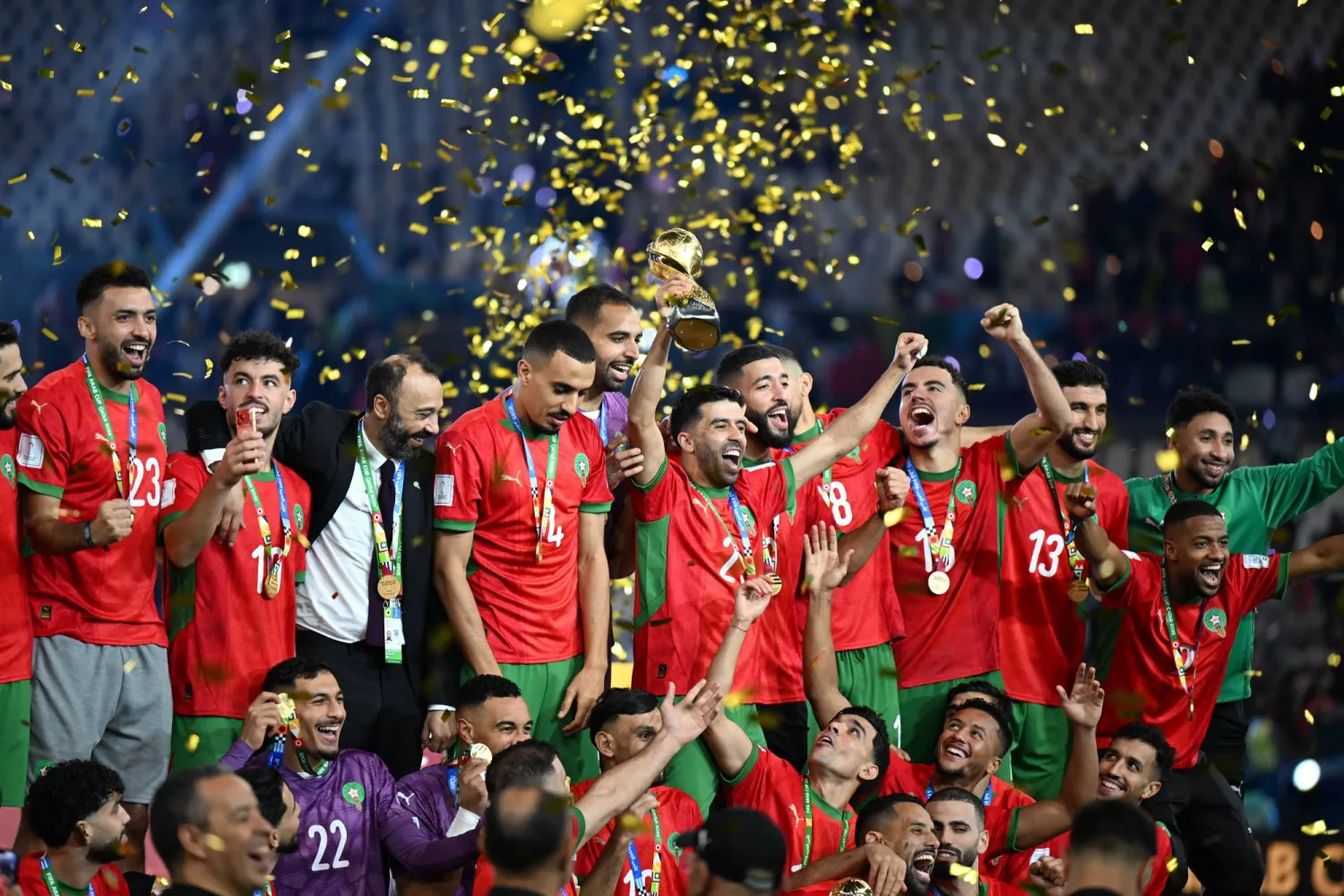 لاعبو المغرب لدى تتويجهم باللقب (تصوير: بشير صالح)