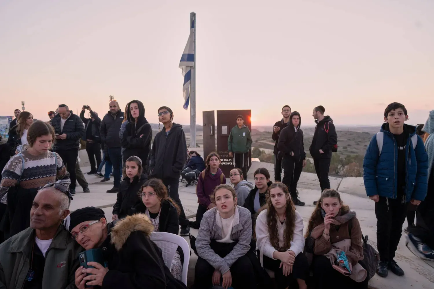 İsrail'de sağcı hareketlere mensup kişiler, Gazze Şeridi'nin yeniden işgalini talep etmek için Gazze'ye bakan bir tepede toplandı (AP)