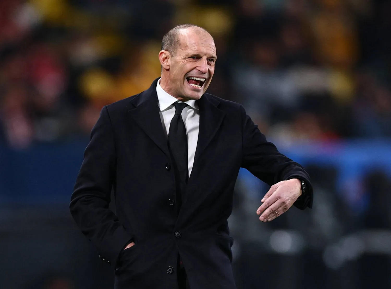 أليغري يوجه لاعبيه خلال المباراة (رويترز)