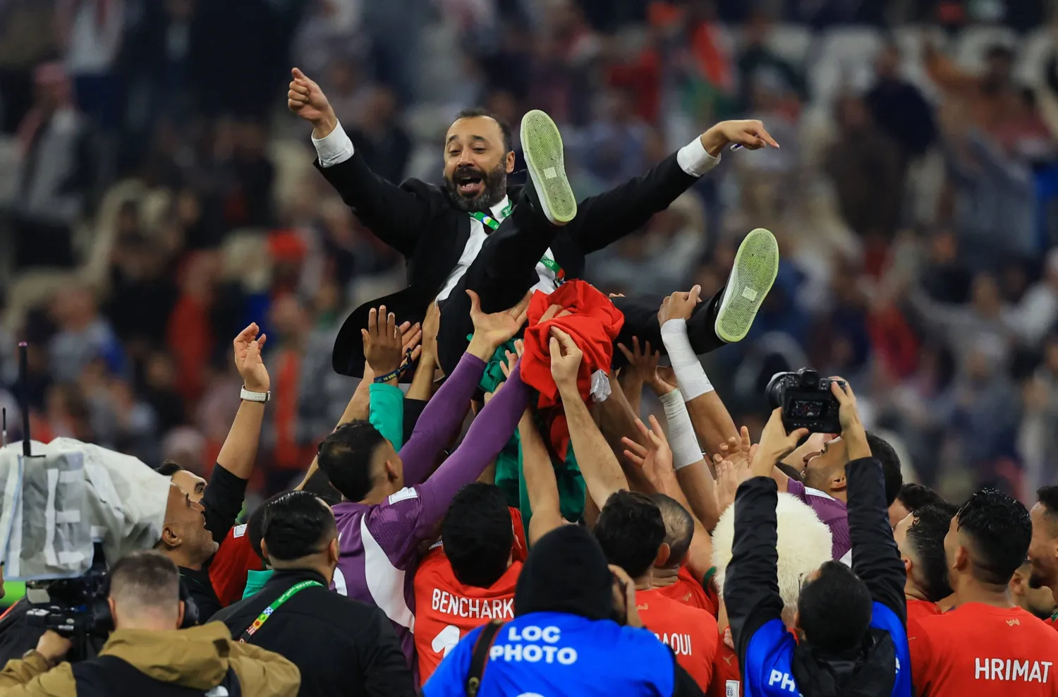 السكتيوي على الأعناق بعد الفوز باللقب العربي (رويترز)