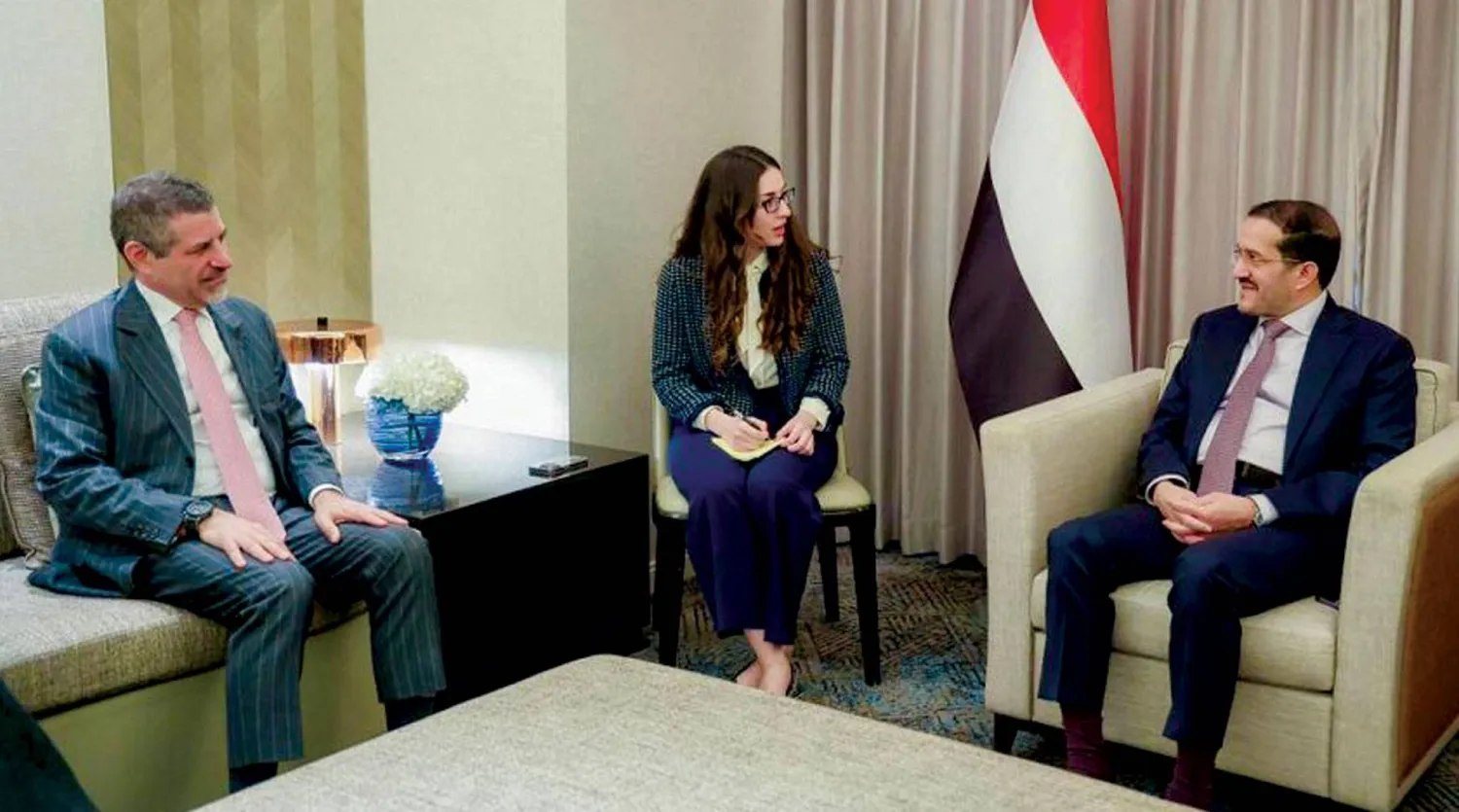 السفير الأميركي مجتمعاً مع عضو مجلس القيادة الرئاسي اليمني عثمان مجلي (سبأ)