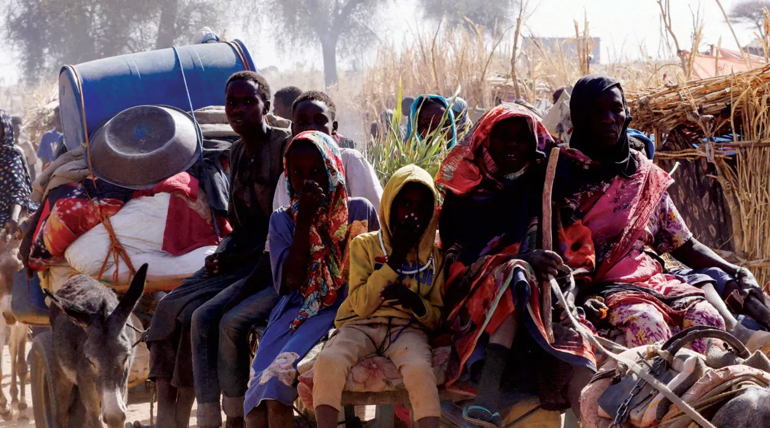 15 Nisan'da Hızlı Destek Kuvvetleri'nin Zemzem mülteci kampına düzenlediği saldırıların ardından yerinden edilmiş insanlar eşeklerin çektiği bir arabayla taşınıyor (Reuters).