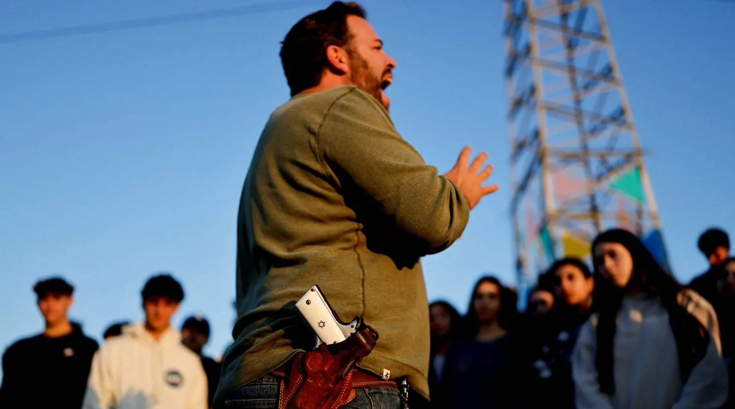  مستوطنون إسرائيليون يدعون إلى إعادة احتلال غزة خلال فعالية في سيدروت جنوب إسرائيل أمس (رويترز)