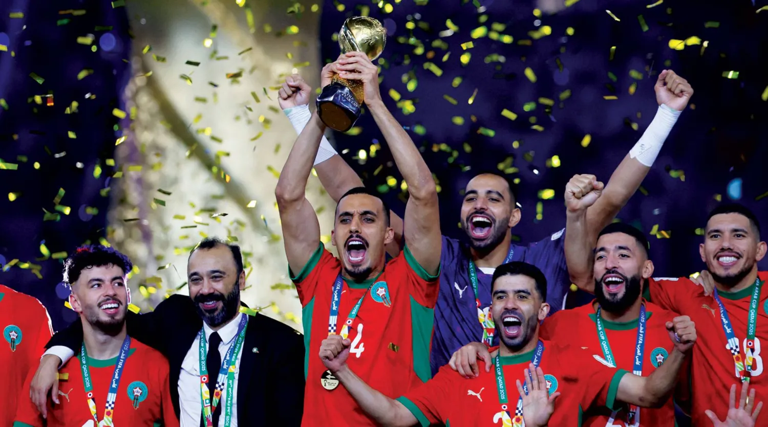  لاعبو المغرب خلال تتويجهم بلقب «كأس العرب» أمس (رويترز)