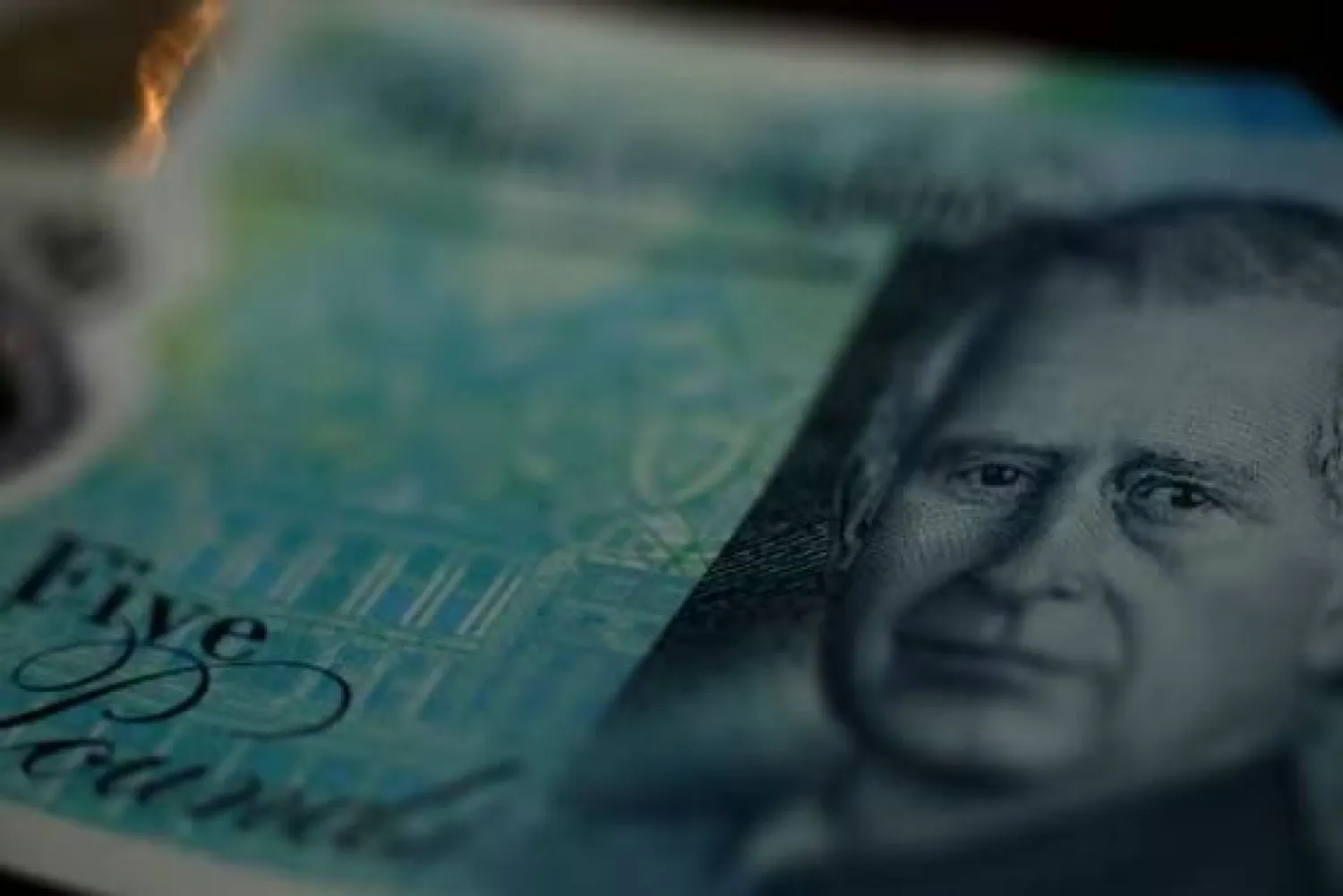 صورة الملك تشارلز على ورقة خمسة جنيهات استرلينية في مانشستر، 25 نوفمبر 2025 (رويترز)