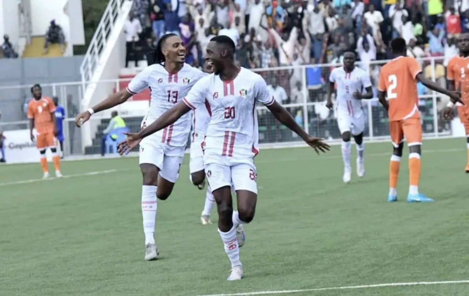 يسعى لاعبو المنتخب السوداني إلى رسم البسمة على شفاه شعب مزقته الحرب (الشرق الأوسط)