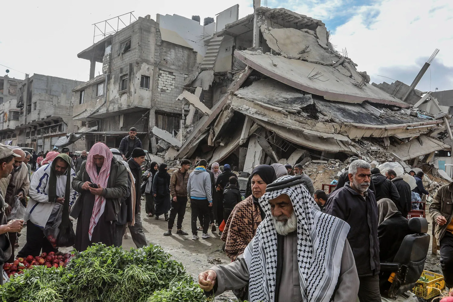 12 February 2025, Palestinian Territories, Khan Younis: Palestinians shop in a market in the middle of the destruction in Khan Younis, after the Israeli Forces withdrew as part of the ceasefire agreement with Hamas. Photo: Abed Rahim Khatib/dpa