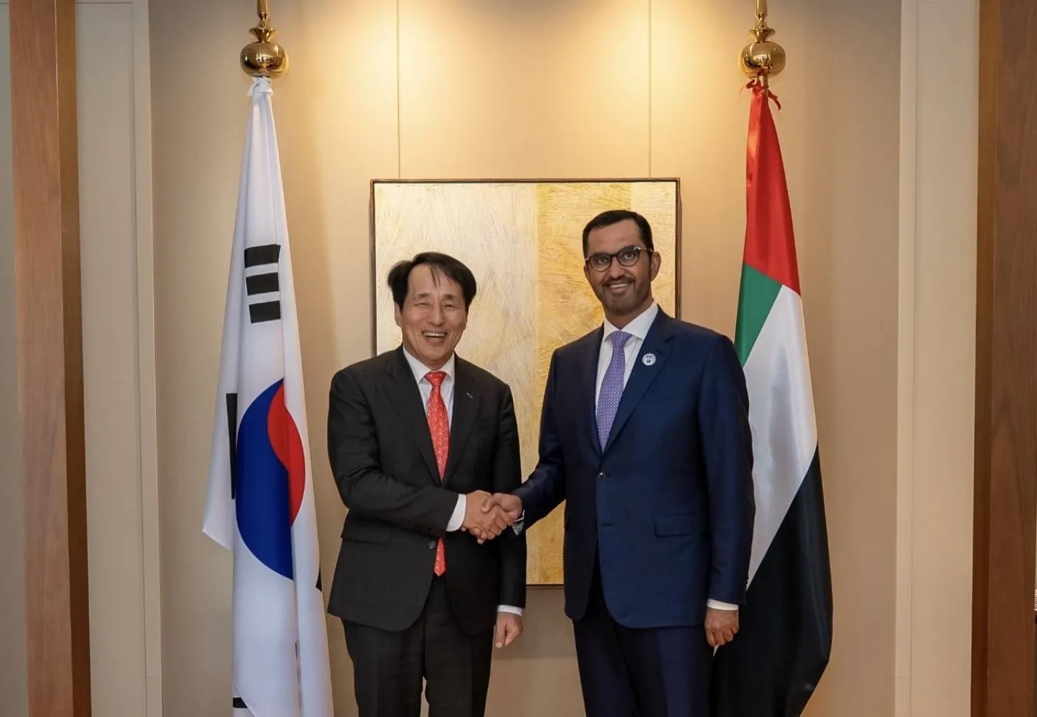 الدكتور سلطان الجابر العضو المنتدب والرئيس التنفيذي لـ«أدنوك» ويونغجين جانغ الرئيس ورئيس مجلس إدارة «كي - شور» (الشرق الأوسط)