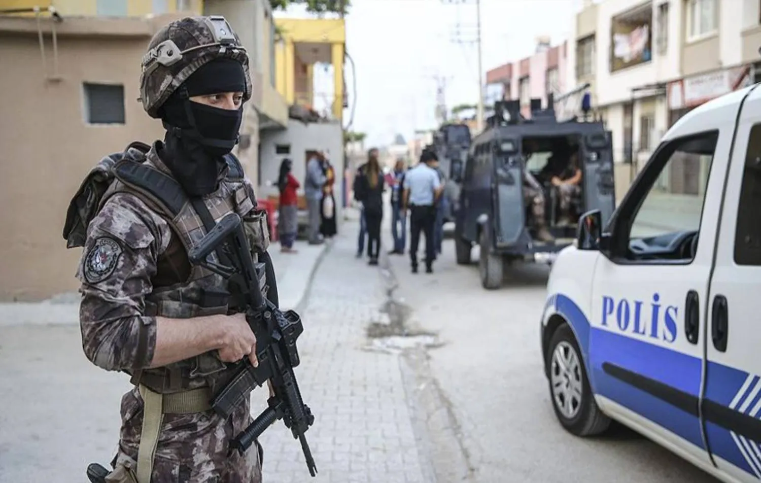 أحد عناصر قوات مكافحة الإرهاب التركية يؤمن محيط عملية استهدفت عناصر من «داعش» (الداخلية التركية)