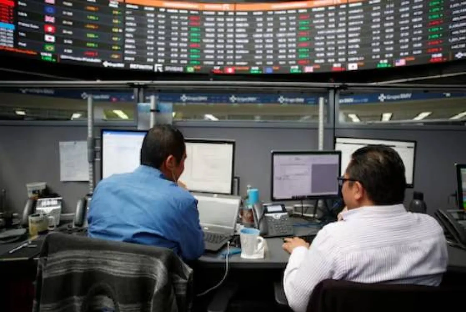 موظفون يعملون في بورصة المكسيك (رويترز)