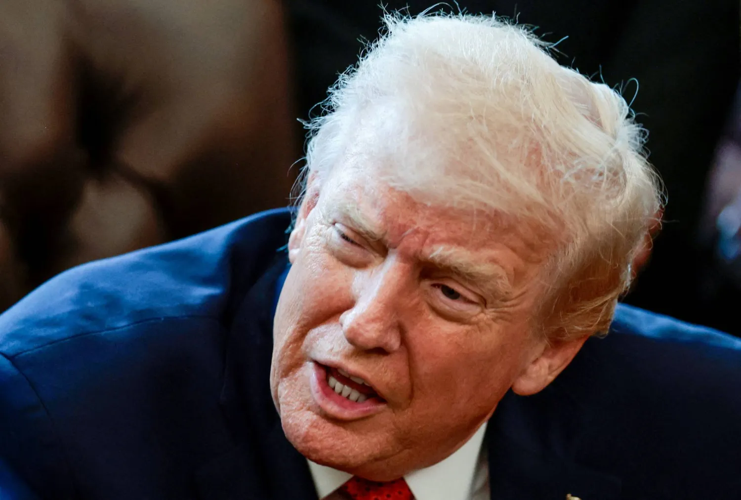 الرئيس الأميركي دونالد ترمب متحدثاً في المكتب البيضاوي أثناء توقيعه على قرار تنفيذي في واشنطن العاصمة (رويترز)