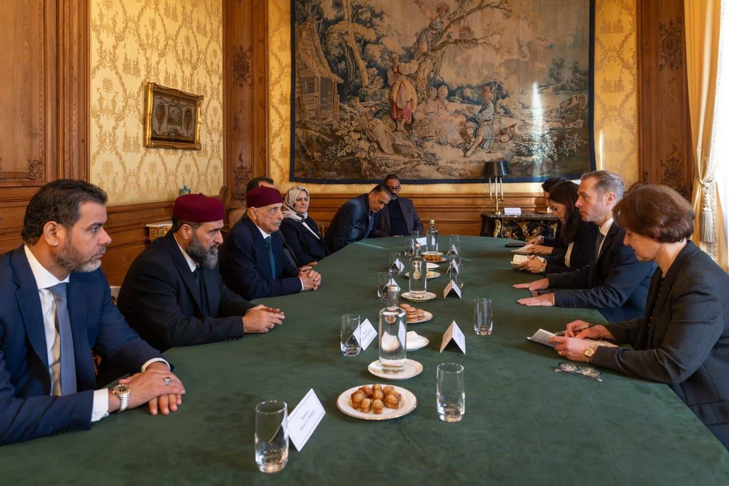 صالح خلال اجتماعه بمسؤولين فرنسيين في باريس (السفارة الفرنسية لدى ليبيا)