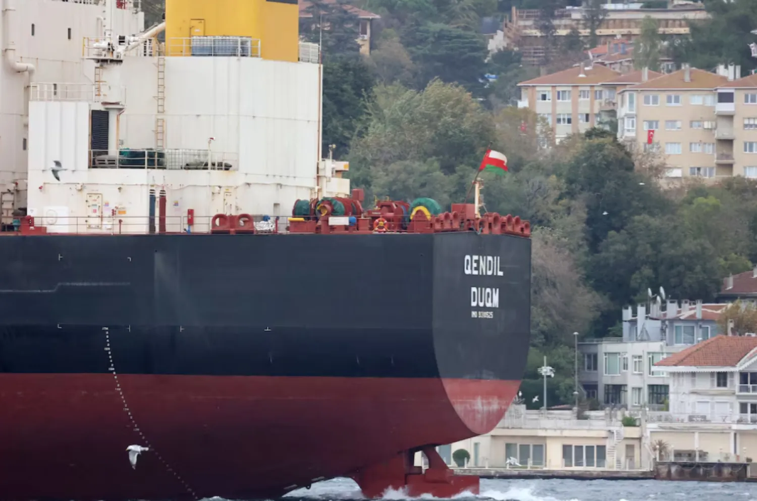 Crude oil tanker transits the Bosphorus in Istanbul, Türkiye, October 27, 2025. REUTERS/Yoruk Isik/File Photo