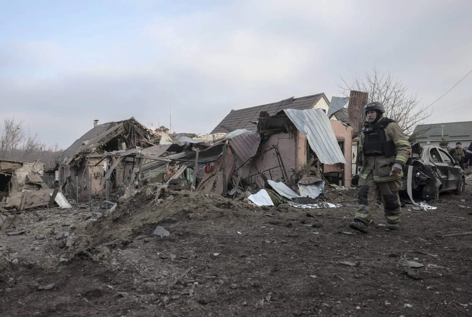 يعمل رجال الإنقاذ الأوكرانيون بموقع غارة روسية استهدفت مبنى خاصاً في زابوروجيا (إ.ب.أ)