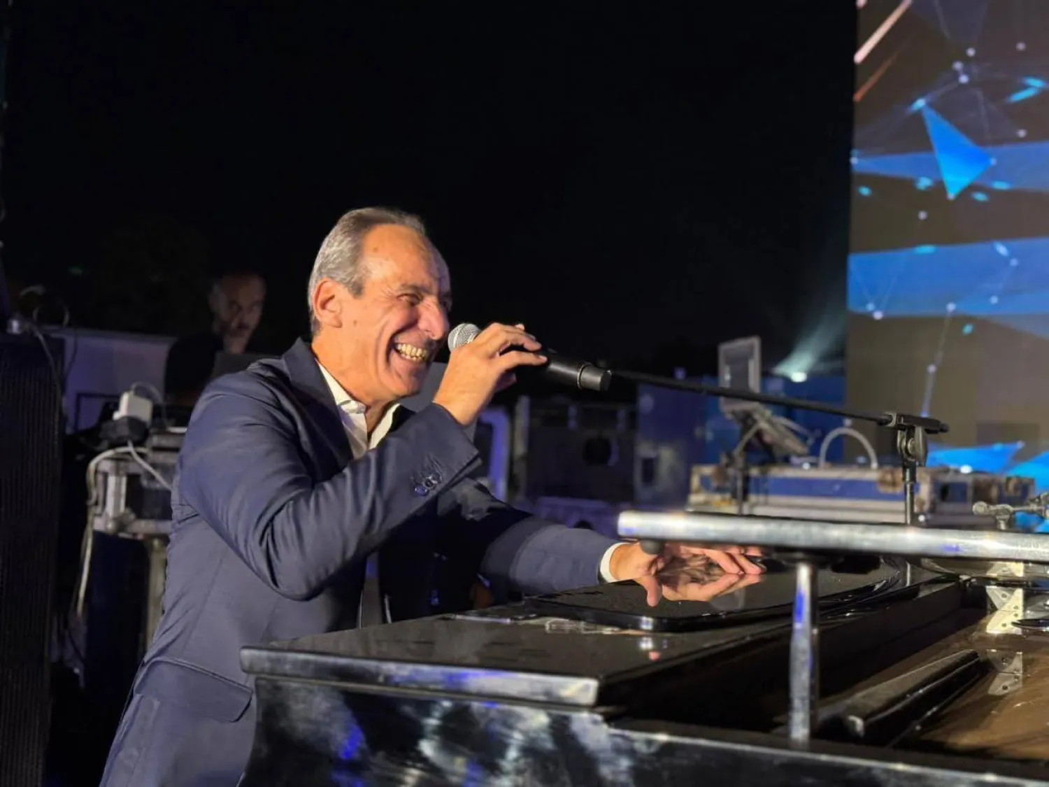 يتحدث للجمهور في أحد حفلاته (الشرق الأوسط)