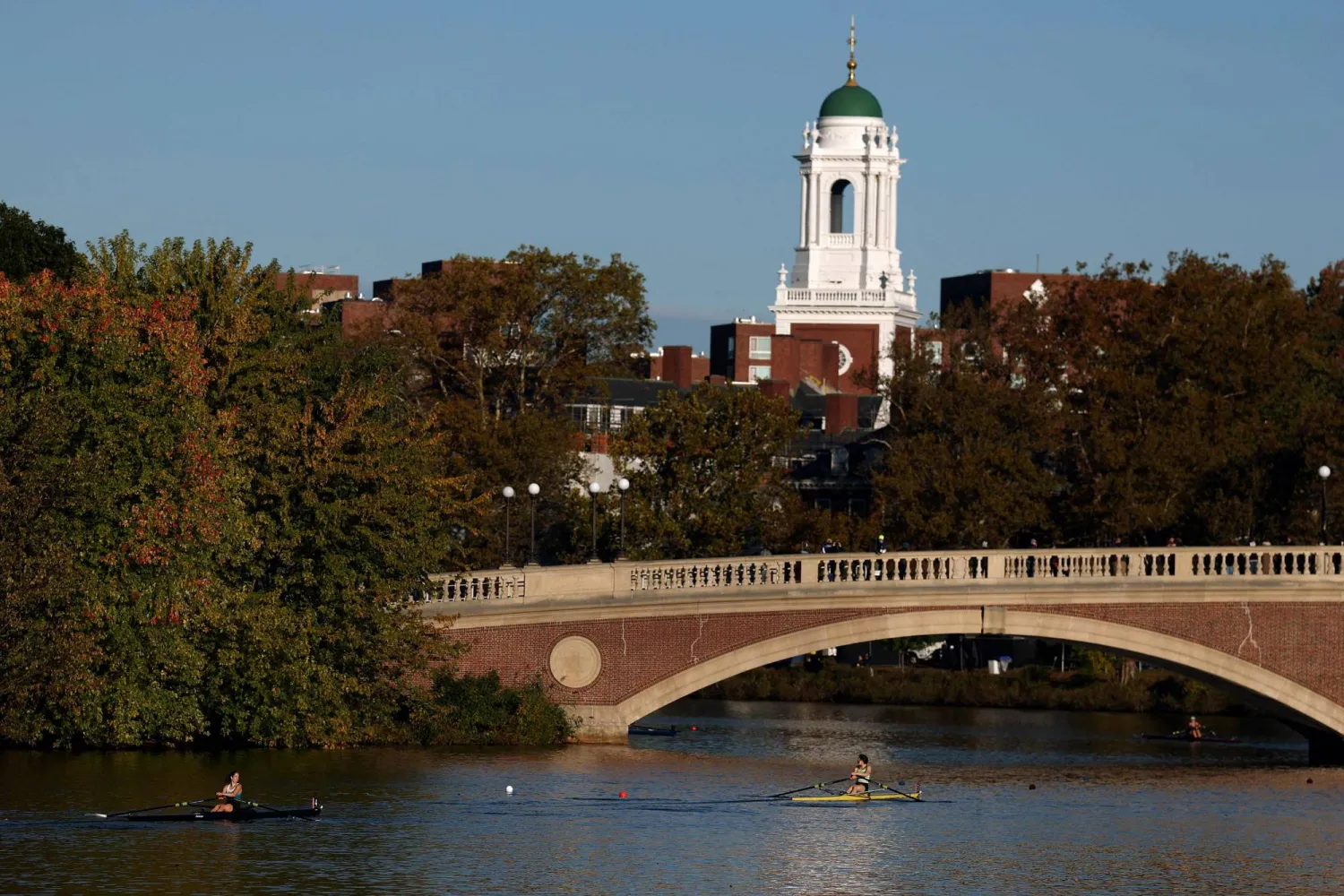رياضيون يجدفون في نهر تشارلز أمام حرم جامعة «هارفارد» بماساتشوستس (أ.ف.ب)