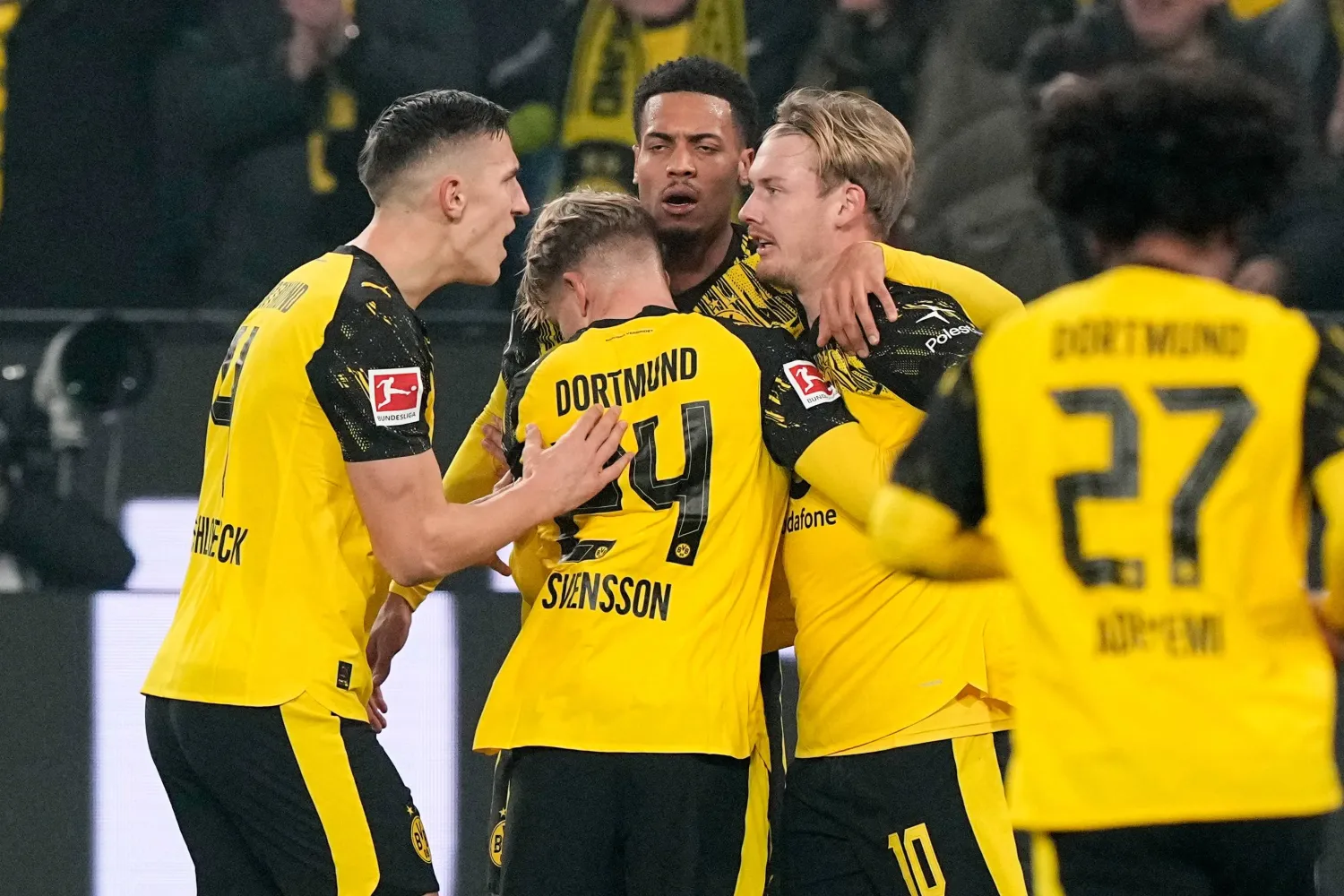 لاعبو دورتموند يحتفلون بالهدف الثاني (أ.ب)