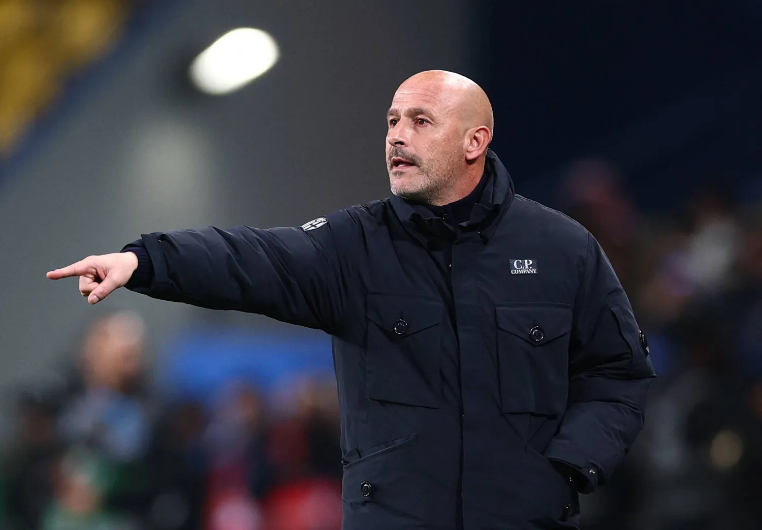  إيتاليانو يوجه لاعبيه خلال المباراة (رويترز)