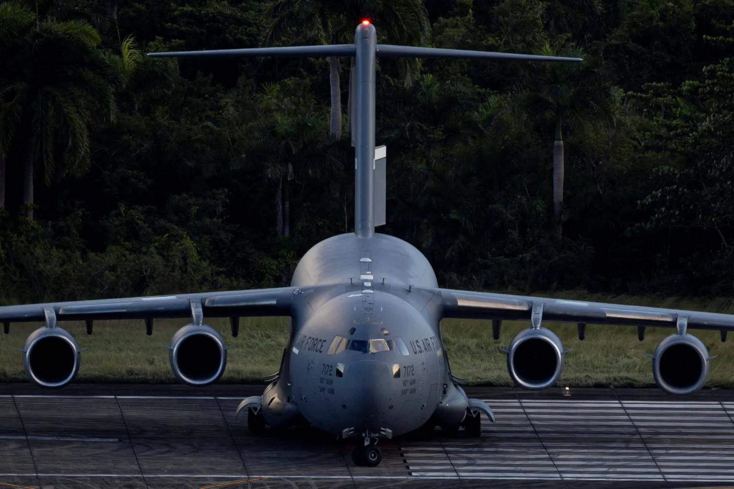طائرة عسكرية أميركية من طراز «سي 17 غلوب ماستر» في بورتوريكو (رويترز)