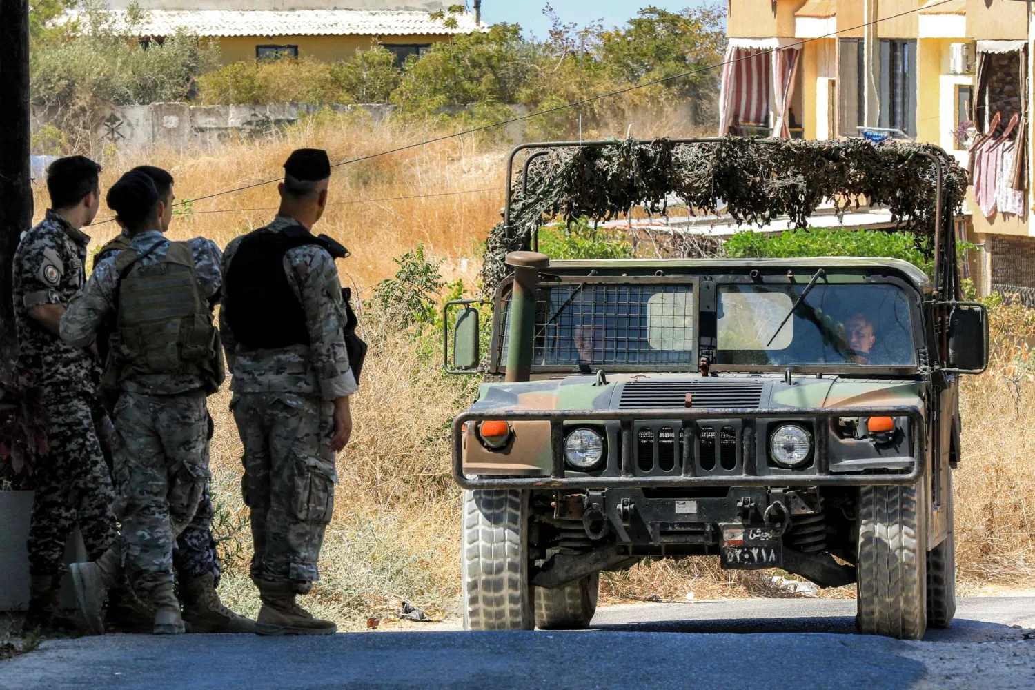 جنود قرب مخيم عين الحلوة في جنوب لبنان خلال عملية تسليم مجموعات فلسطينية سلاحها للجيش اللبناني يوم 13 سبتمبر 2025 (أ.ف.ب)