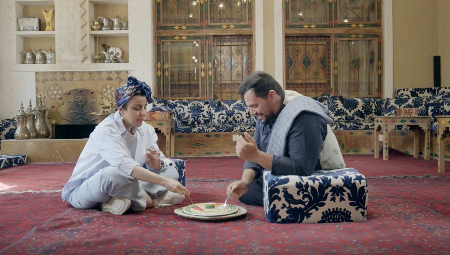 من التسوّق مروراً بالطهو وصولاً إلى التذوّق يغطّي البرنامج مراحل إعداد الطبق (شركة الإنتاج)