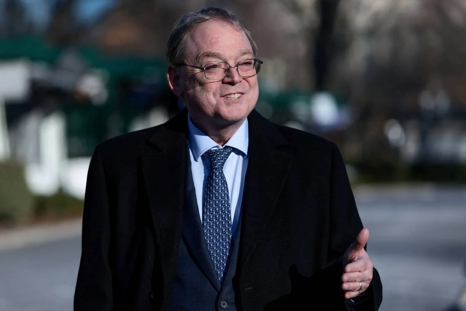 كيفن هاسيت يتحدث إلى وسائل الإعلام خارج البيت الأبيض في واشنطن - 16 ديسمبر 2025 (رويترز)