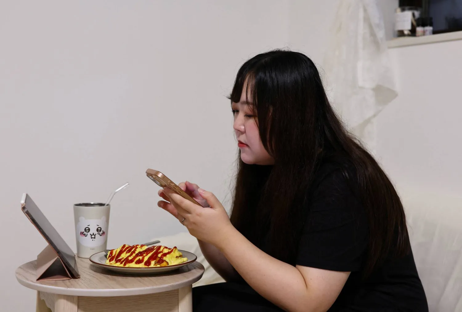 يورينا نوغوتشي البالغة من العمر 32 عاماً تتحدث مع كلاوس شريكها في الذكاء الاصطناعي عبر تطبيق «شات جي بي تي» خلال تناول العشاء في منزلها بطوكيو (رويترز)