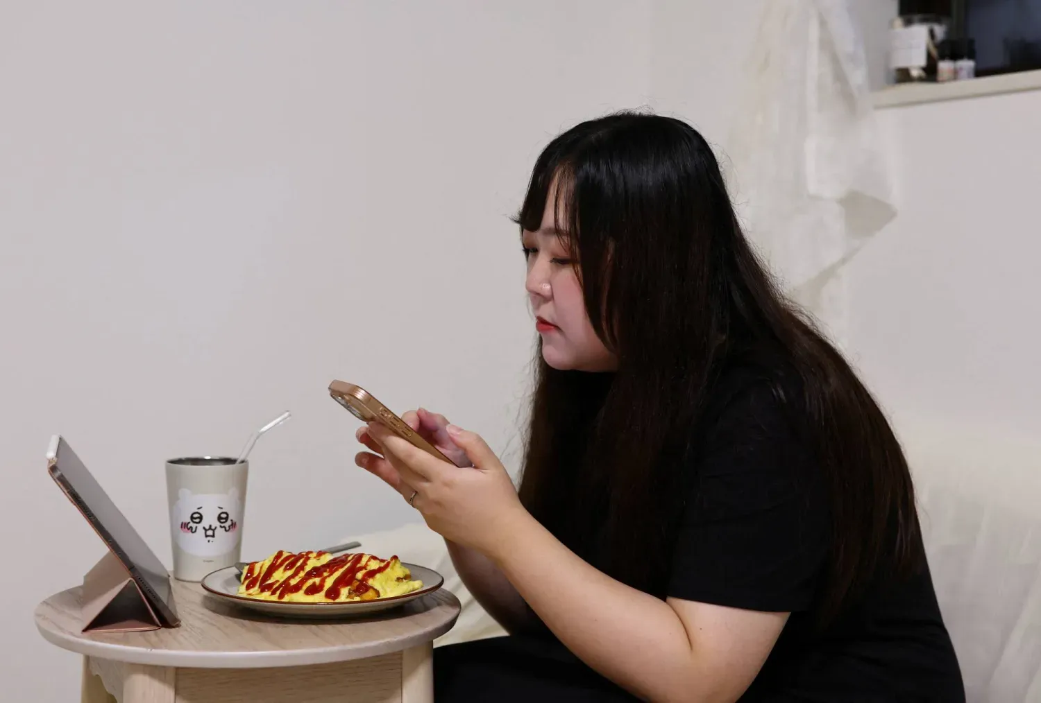 32 yaşındaki Yurina Noguchi, Tokyo'daki evinde akşam yemeği sırasında ChatGPT uygulaması aracılığıyla yapay zeka ortağı Klaus ile sohbet ediyor (Reuters).