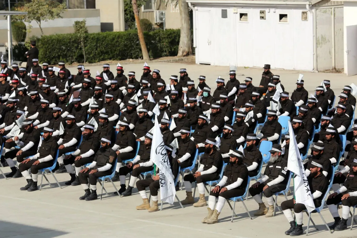 11 Aralık'ta Celalabad'da düzenlenen mezuniyet töreninde Afgan polis memurları (EPA)