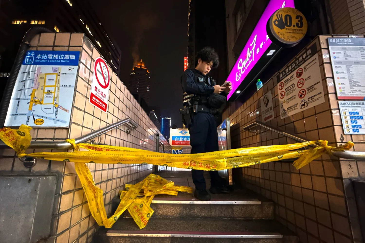 ضابط شرطة تايواني بعد هجوم دامٍ داخل محطة للمترو في تايبيه (إ.ب.أ)