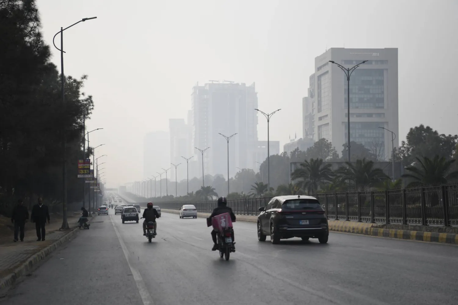 A view of traffic circulating amid dense fog in Islamabad, Pakistan, 18 December 2025. EPA/SOHAIL SHAHZAD