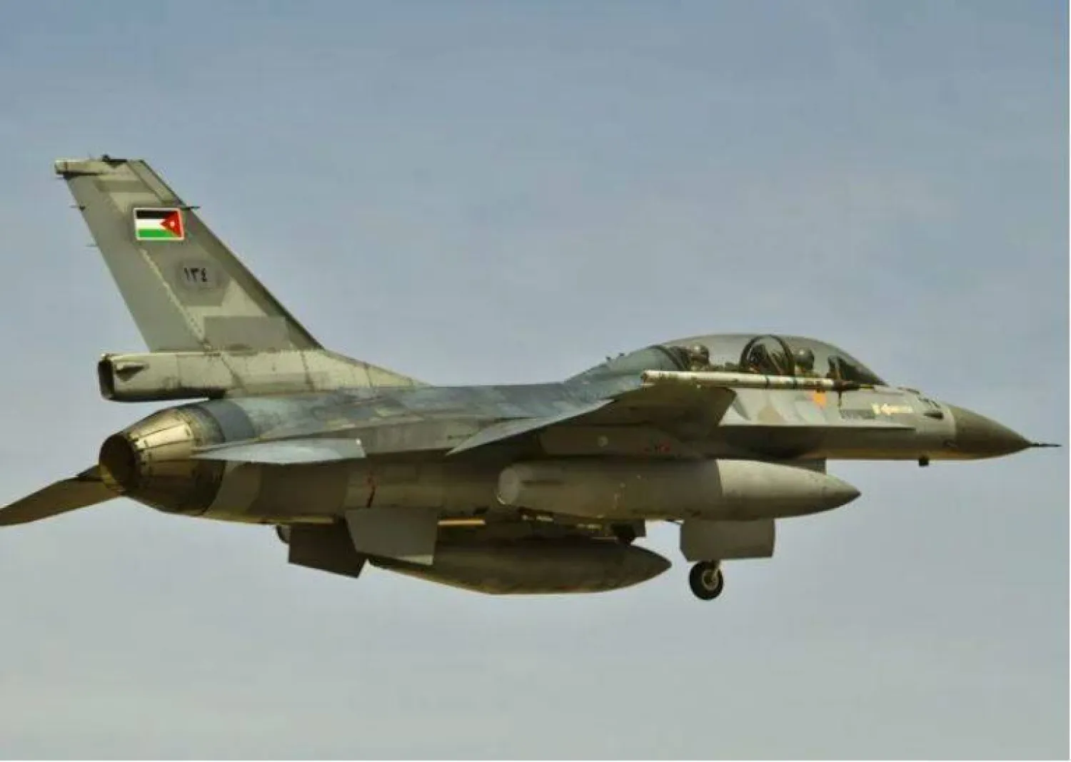 طائرة مقاتلة من طراز إف-16 فايتينغ فالكون من سلاح الجو الملكي الأردني تُحلق في سماء قاعدة جوية في شمالي الأردن يوم 29 أيار/مايو، 2014، خلال مناورة الأسد المتأهب. [موقع سلاح الجو الأميركي]
