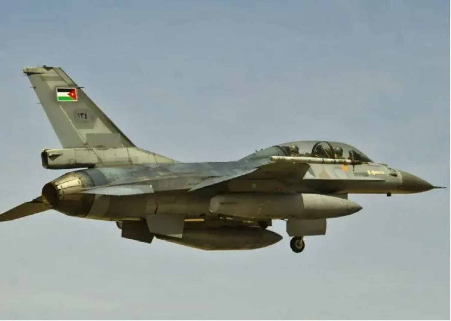 Ürdün Kraliyet Hava Kuvvetleri'ne ait bir F-16 Fighting Falcon savaş uçağı, 29 Mayıs 2014'te Eager Lion tatbikatı sırasında Ürdün'ün kuzeyindeki bir hava üssünün üzerinden uçuyor. [ABD Hava Kuvvetleri web sitesi]