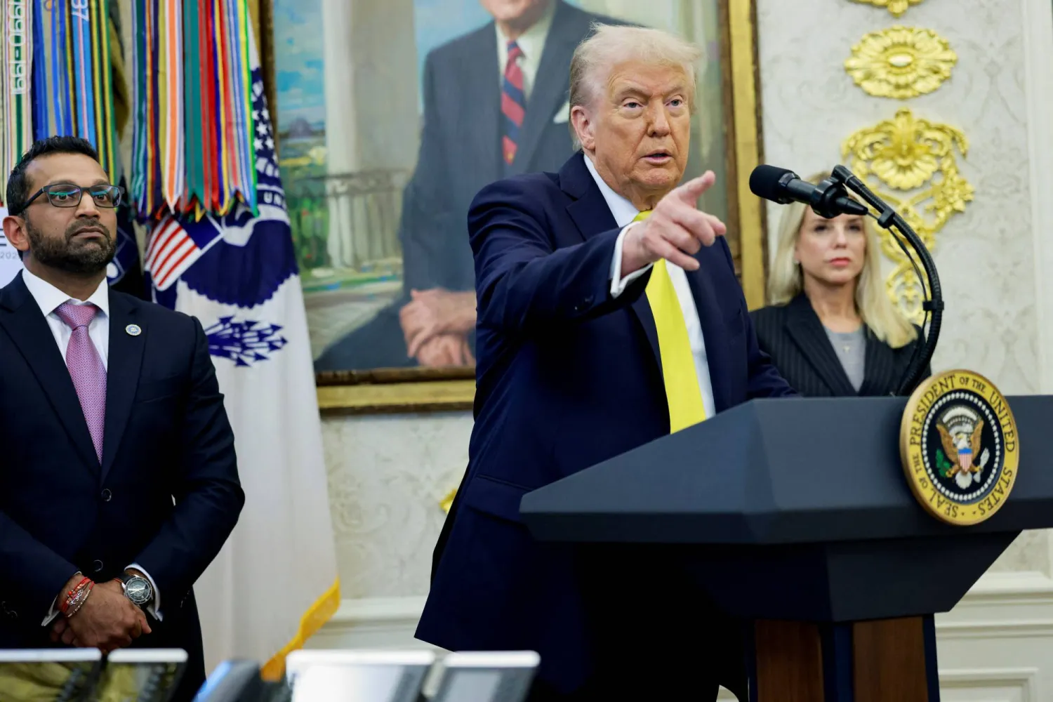 دونالد ترمب وخلفه مدير «إف بي آي» كاش باتيل (رويترز)