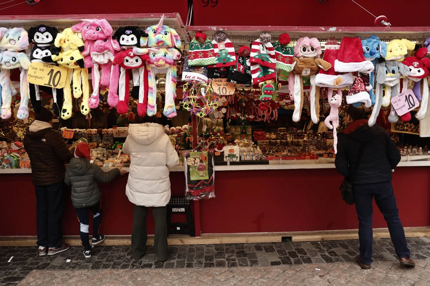 People browse products at a Christmas market stall in downtown Madrid, Spain, 18 December 2025 (issued 20 December 2025). People continue to do last-minute shopping ahead of Christmas. EPA/SERGIO PEREZ
