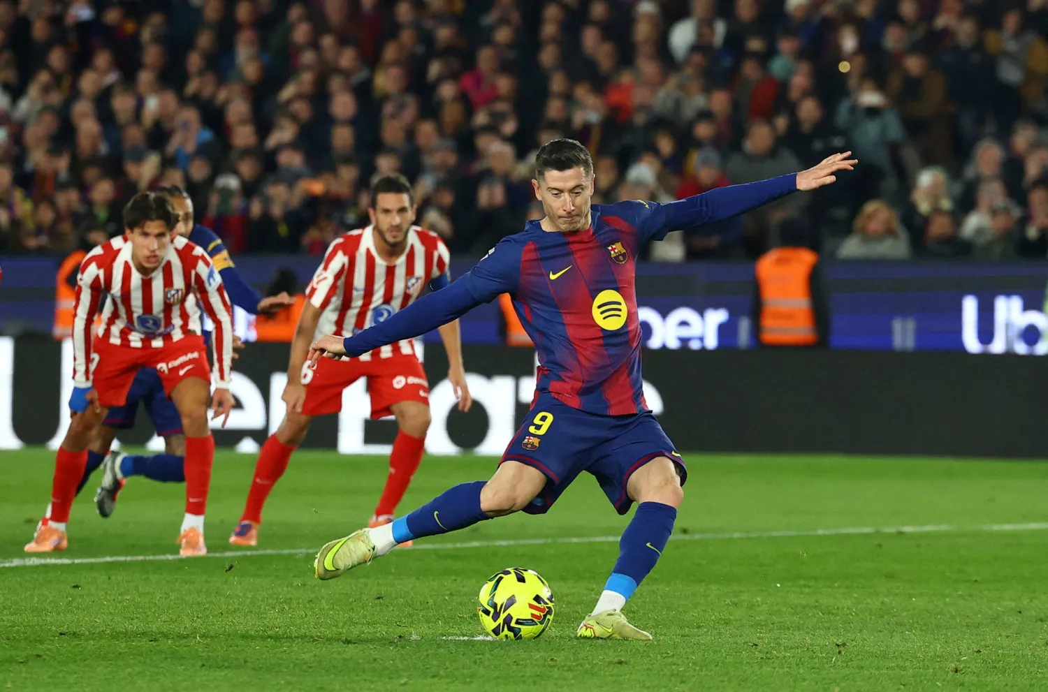 روبرت ليفاندوفسكي عاد لصفوف برشلونة (رويترز)