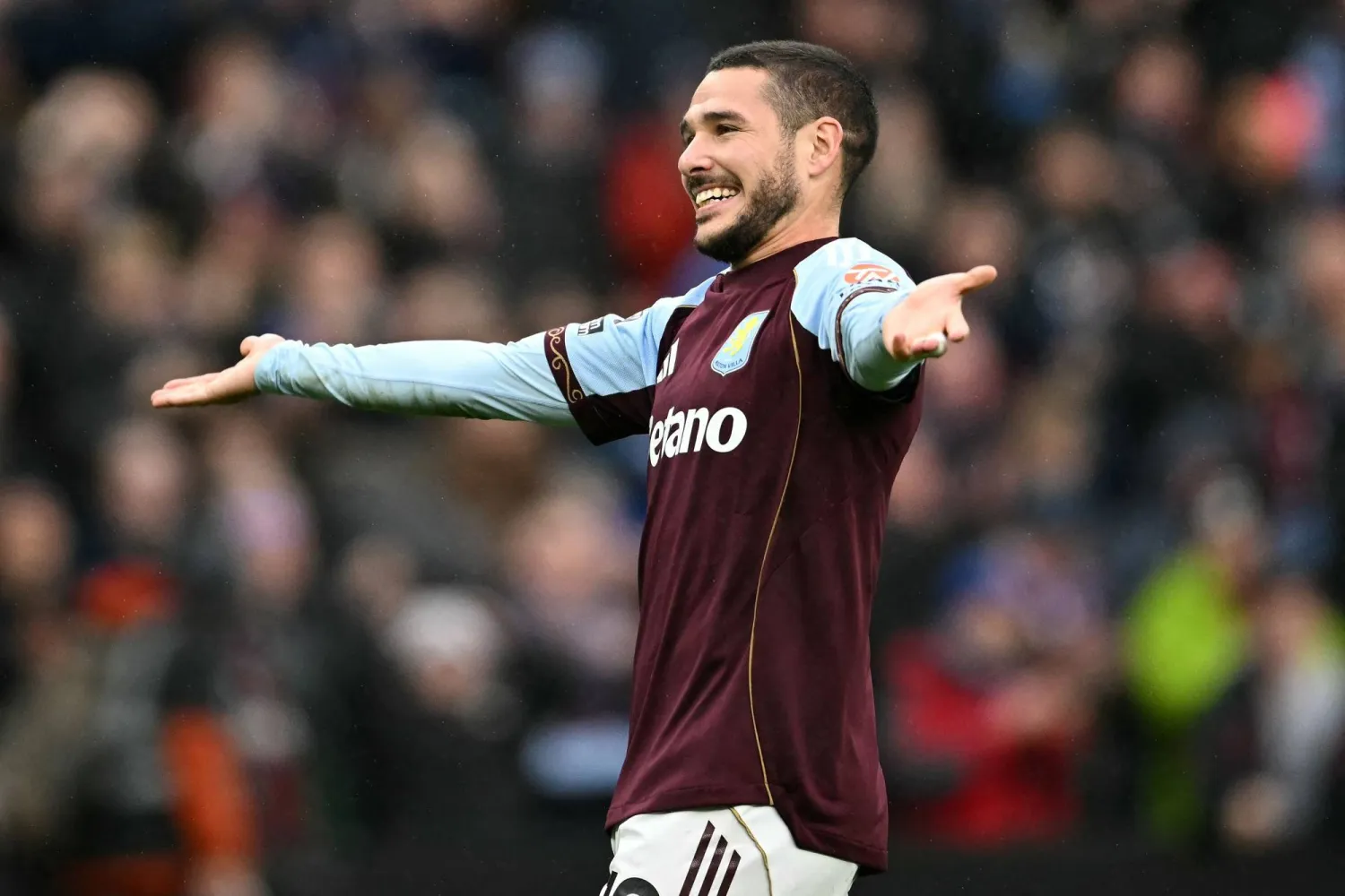 إيميليانو بوينديا نجم أستون فيلا (أ.ف.ب)