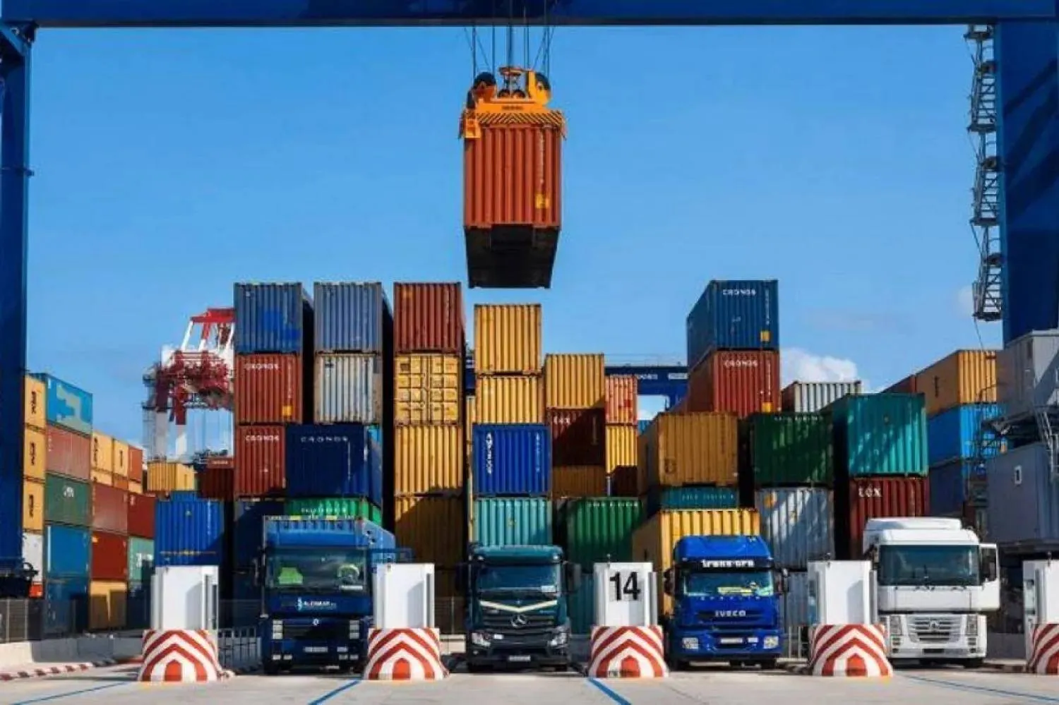 سيارات شحن تنتظر تفريغها في حاويات بأحد المواني المصرية (رويترز)