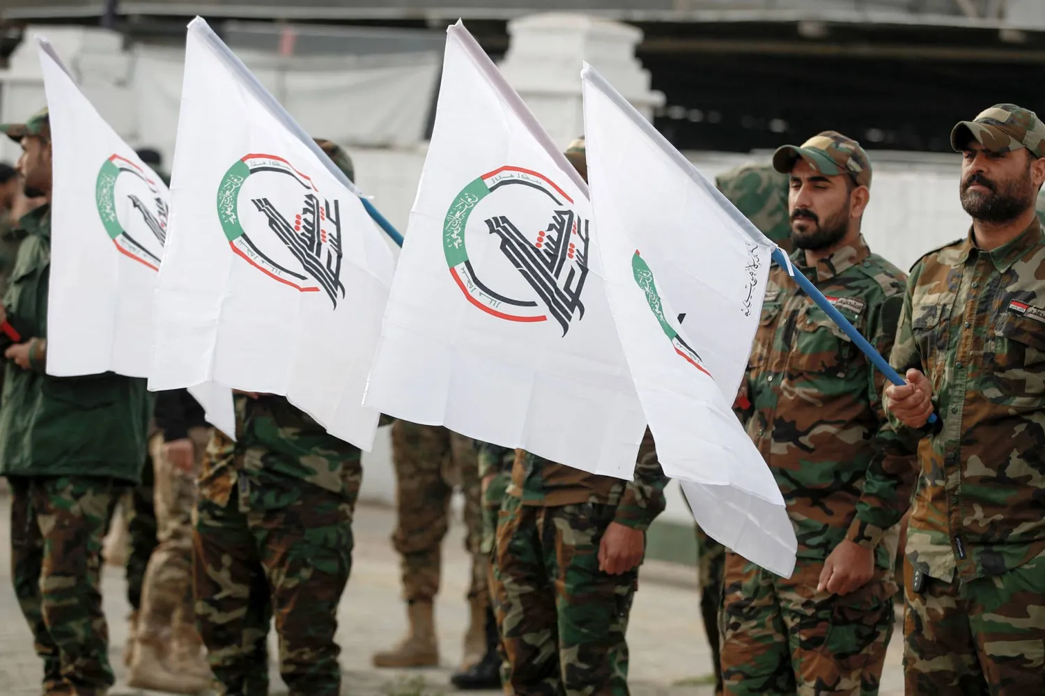 عناصر في «الحشد الشعبي» خلال جنازة رفاق لهم قُتلوا بضربة أميركية (أ.ف.ب)