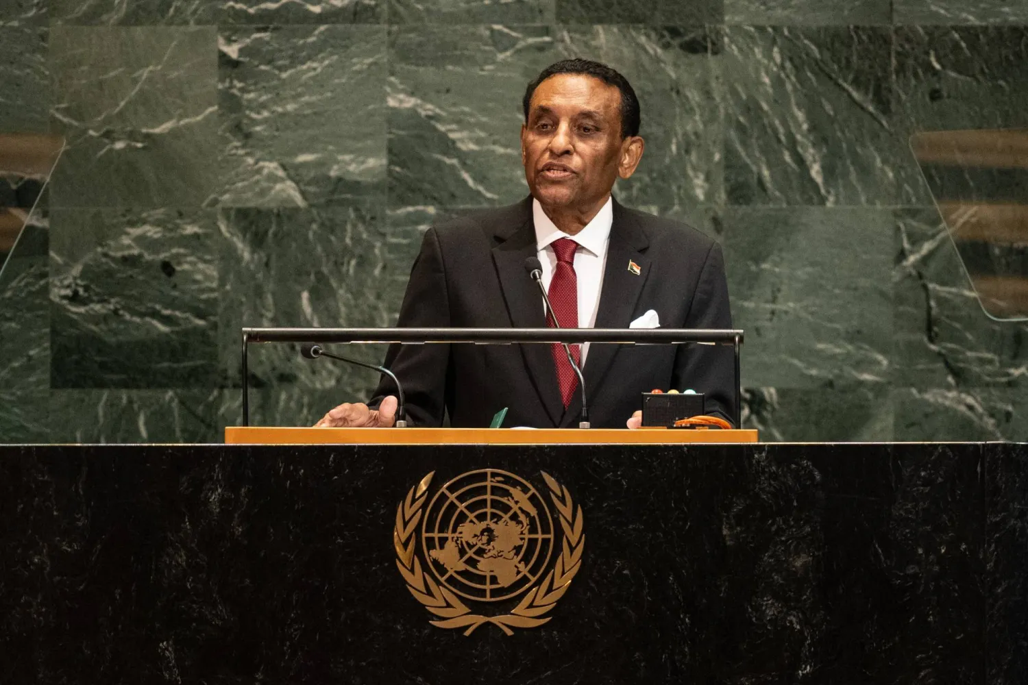 رئيس وزراء السودان كامل الطيب إدريس خلال إلقاء كلمته حول الأزمة السودانية على هامش اجتماعات الجمعية العامة للأمم المتحدة (إ.ب.أ)